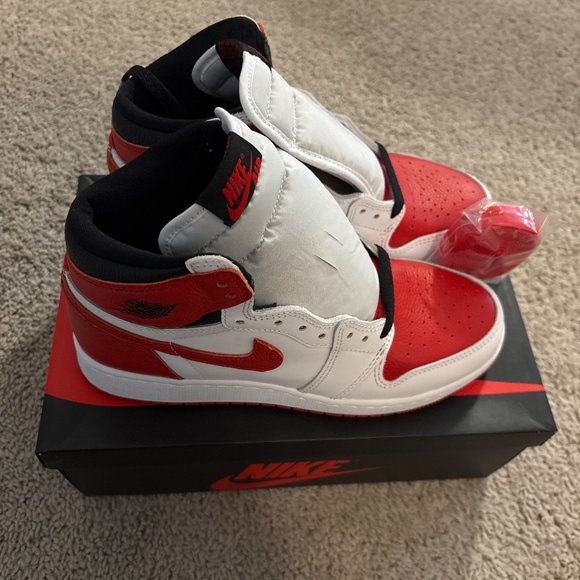 New Air Jordan 1 Retro High OG GS Colorway: White / Universit - Picture 2 of 4